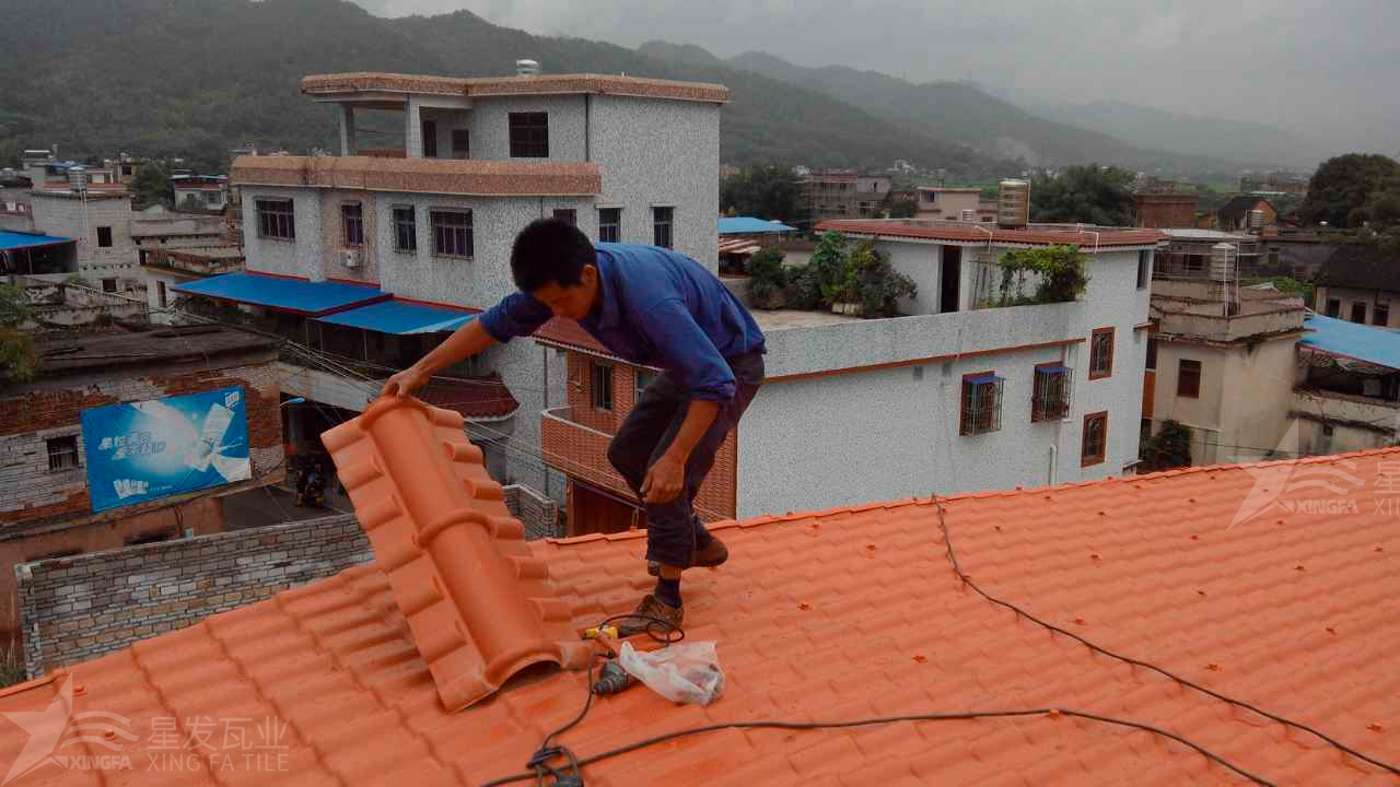 合成樹(shù)脂瓦與鐵皮瓦在性能和優(yōu)點(diǎn)上的區(qū)別和差異？