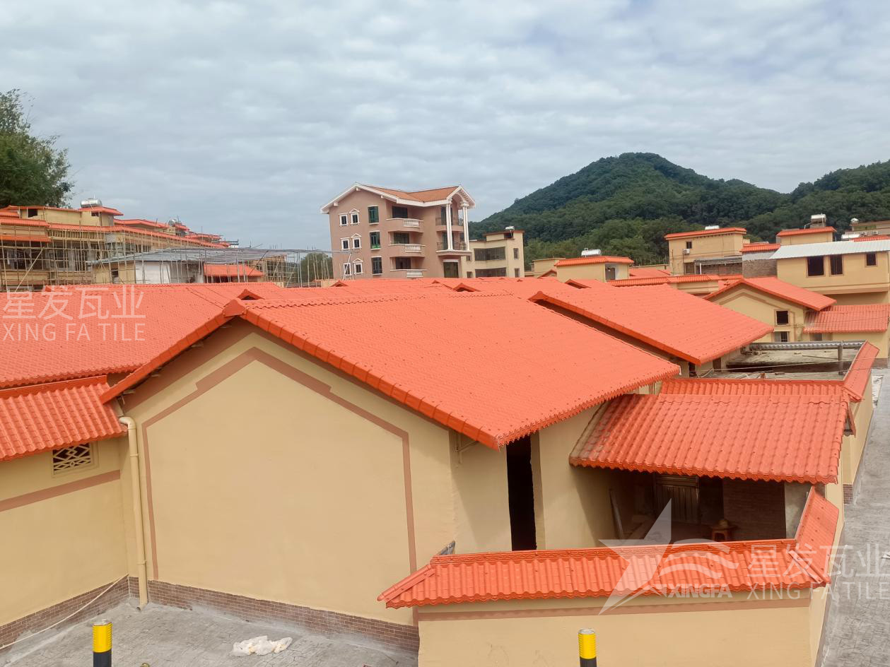 從傳統(tǒng)瓦片升級(jí)到合成樹(shù)脂瓦，讓農(nóng)村房屋煥發(fā)新生！